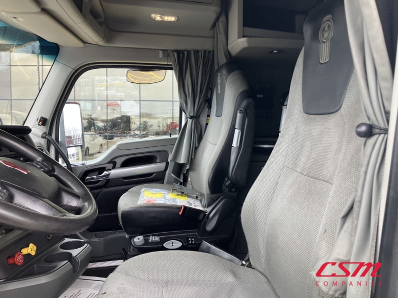 Interior seats for this 2021 Kenworth T680 (Stock number: UMJ434852)