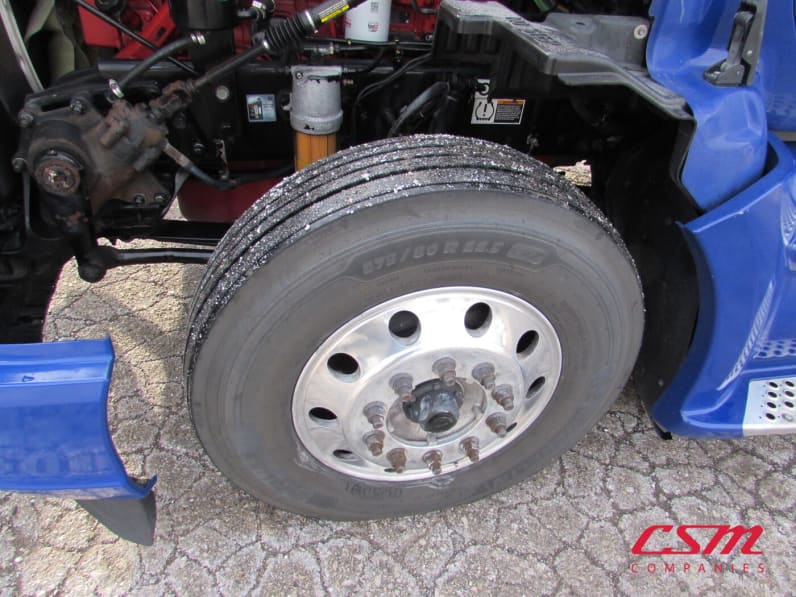 Driver side front tire tread for this 2021 Kenworth T680 (Stock number: UMJ434869A)