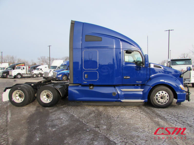Exterior full passenger side for this 2021 Kenworth T680 (Stock number: UMJ434869A)