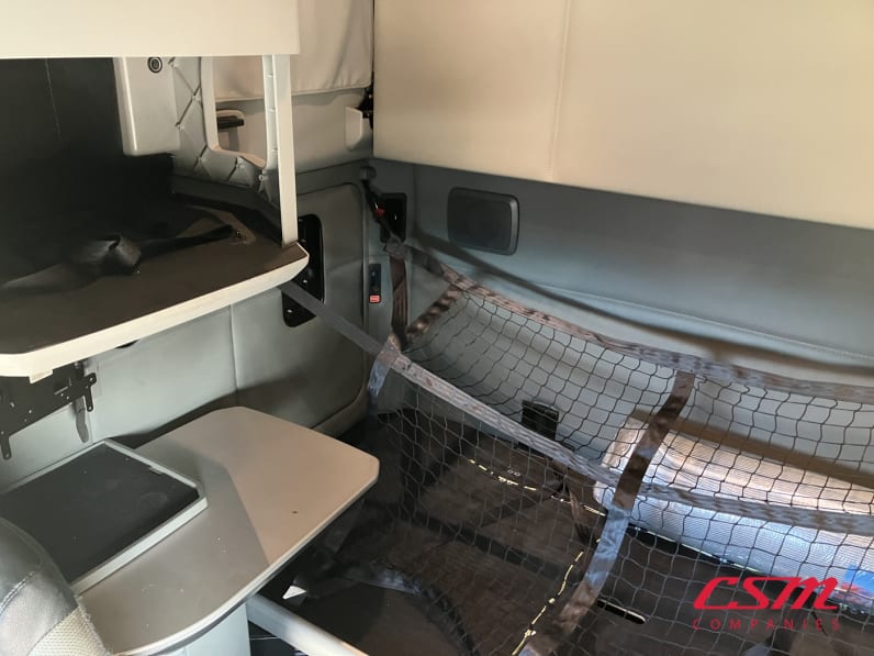 Interior passenger side sleeper for this 2021 Kenworth T680 (Stock number: UMJ434891A)