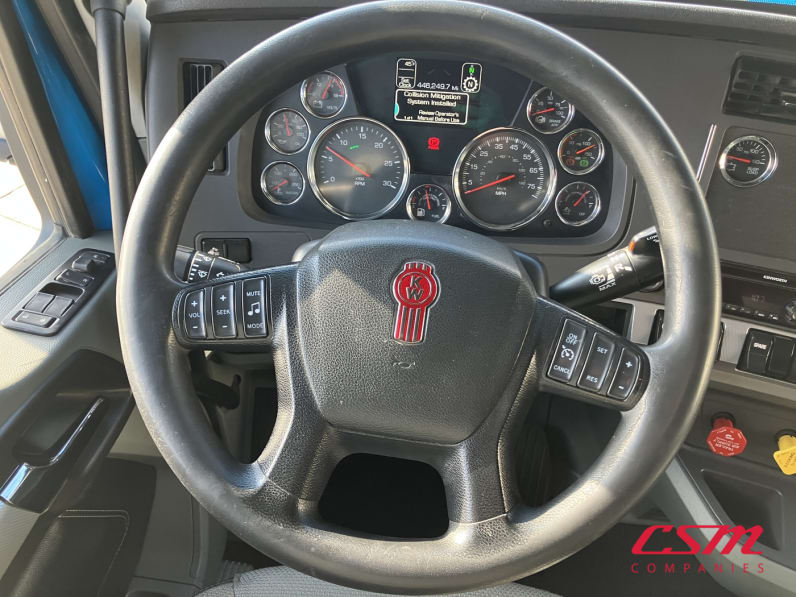 Interior steering wheel for this 2021 Kenworth T680 (Stock number: UMJ434891A)