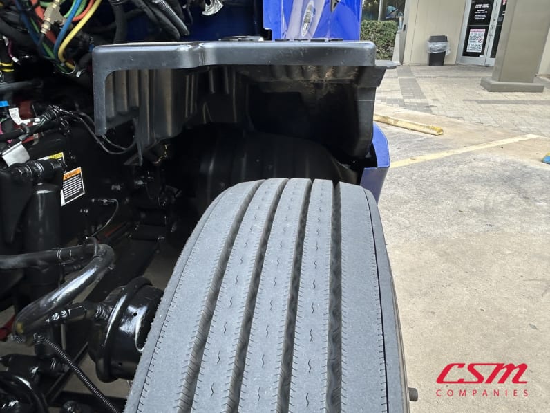 Driver side front tire tread for this 2021 Kenworth T680 (Stock number: UMJ434899A)Weeee