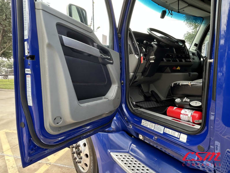 Drivers side door open for this 2021 Kenworth T680 (Stock number: UMJ434899A)Weeee