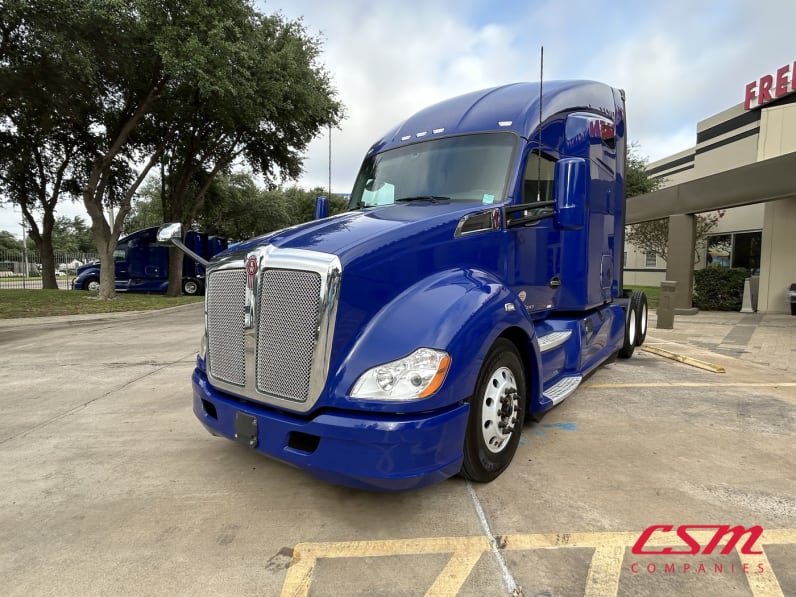 Exterior front drivers side for this 2021 Kenworth T680 (Stock number: UMJ434899A)Weeee