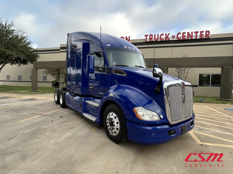 Exterior front passenger side for this 2021 Kenworth T680 (Stock number: UMJ434899A)Weeee