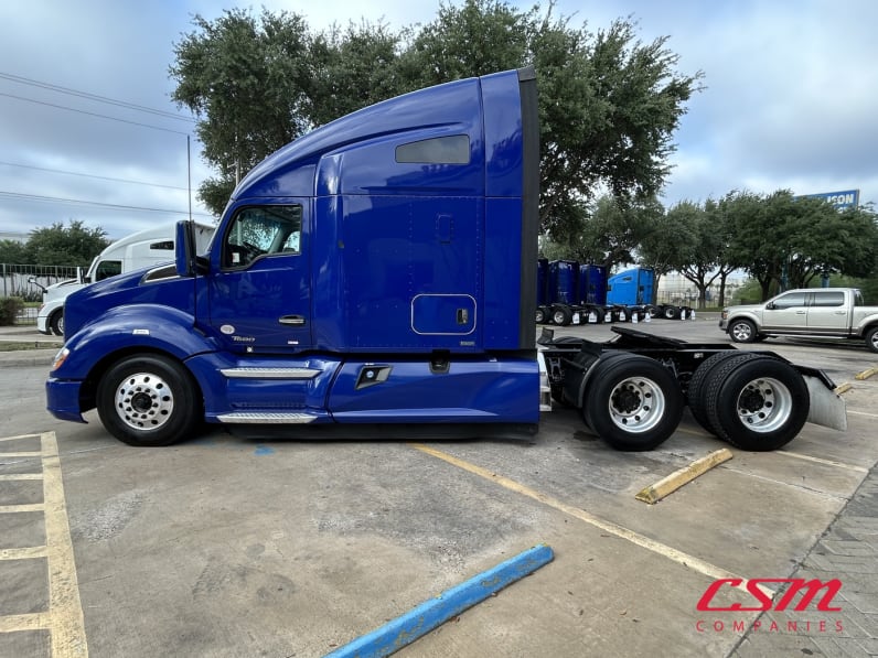 Exterior full driver side for this 2021 Kenworth T680 (Stock number: UMJ434899A)Weeee