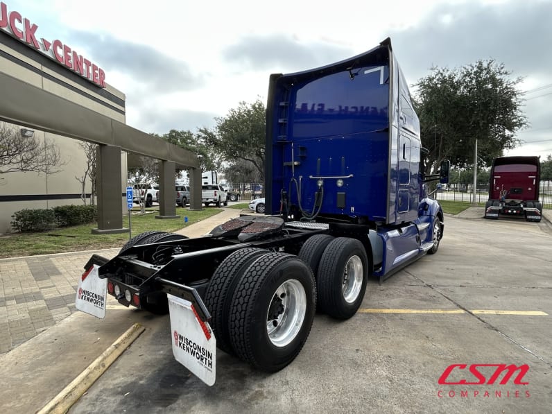 Exterior rear passenger side for this 2021 Kenworth T680 (Stock number: UMJ434899A)Weeee
