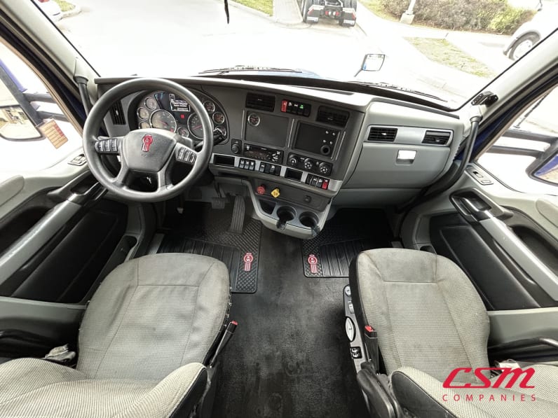 Interior cockpit for this 2021 Kenworth T680 (Stock number: UMJ434899A)Weeee