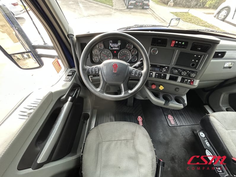 Interior dash for this 2021 Kenworth T680 (Stock number: UMJ434899A)Weeee
