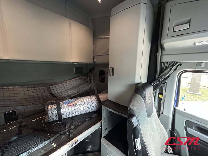 Interior driver side sleeper for this 2021 Kenworth T680 (Stock number: UMJ434899A)Weeee