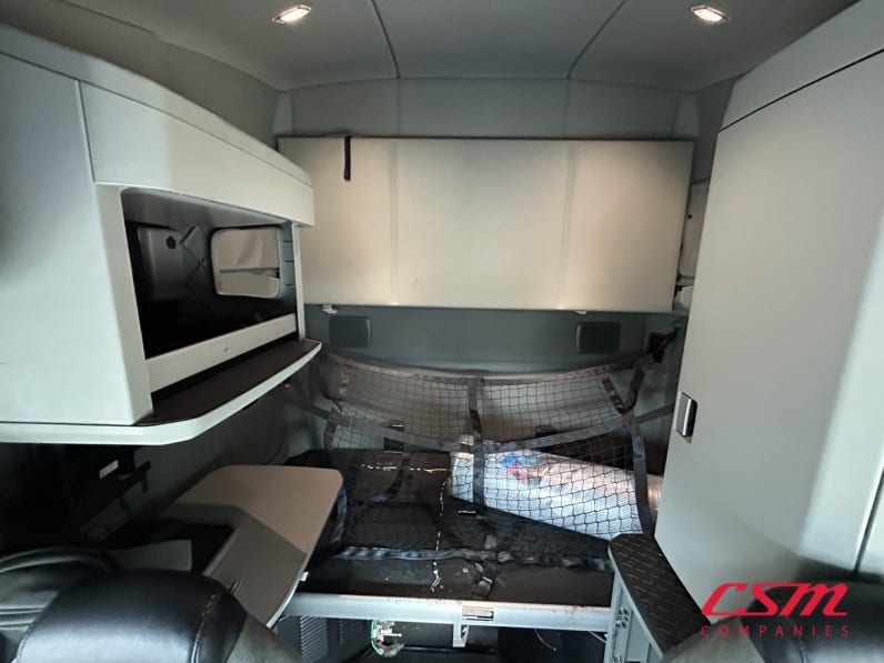 Interior wide sleeper view for this 2021 Kenworth T680 (Stock number: UMJ434899A)Weeee