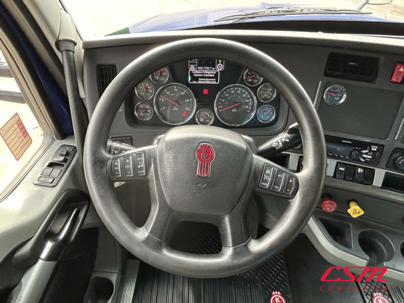 Interior steering wheel for this 2021 Kenworth T680 (Stock number: UMJ434899A)Weeee