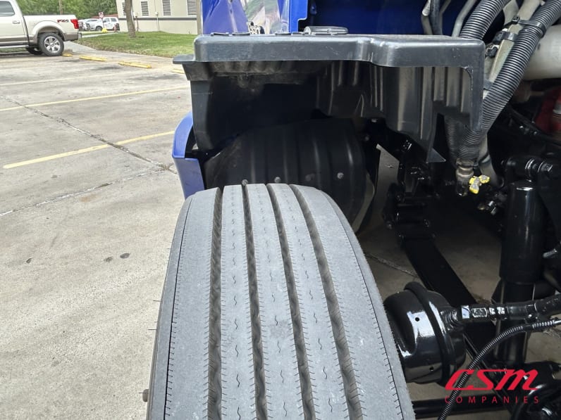 Passenger side front tire tread for this 2021 Kenworth T680 (Stock number: UMJ434899A)Weeee