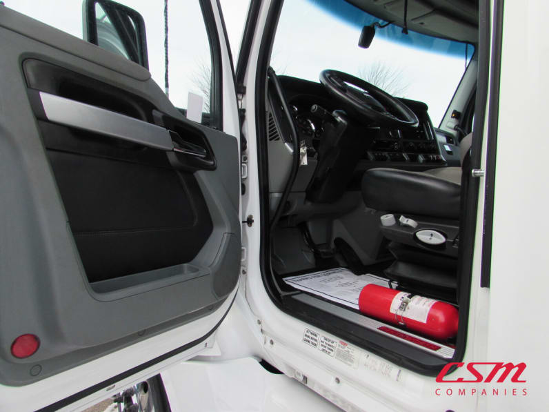 Drivers side door open for this 2021 Kenworth T680 (Stock number: UMJ434940A)