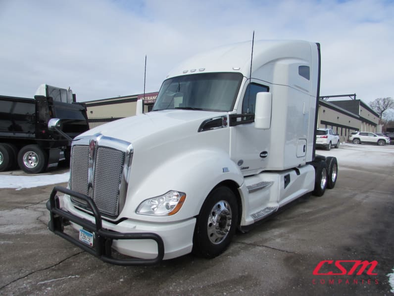 Exterior front drivers side for this 2021 Kenworth T680 (Stock number: UMJ434940A)