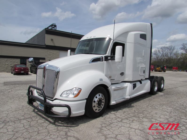 Exterior front drivers side for this 2021 Kenworth T680 (Stock number: UMJ434940A)Weeee