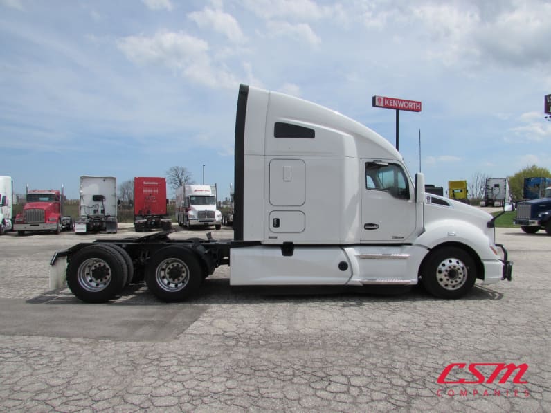 Exterior full passenger side for this 2021 Kenworth T680 (Stock number: UMJ434940A)Weeee