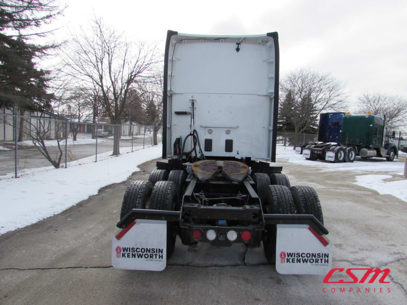 Exterior full rear view for this 2021 Kenworth T680 (Stock number: UMJ434940A)