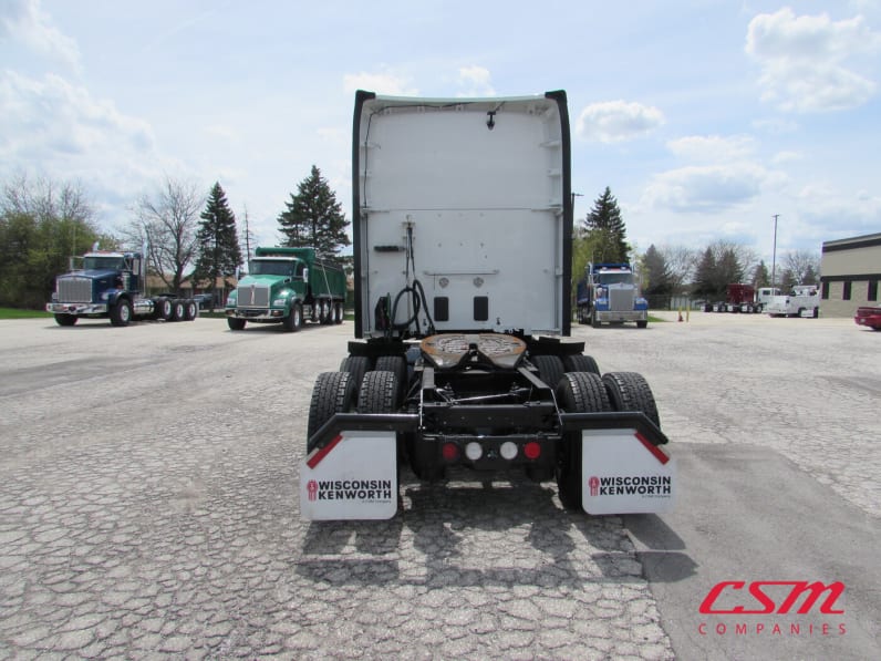 Exterior full rear view for this 2021 Kenworth T680 (Stock number: UMJ434940A)Weeee