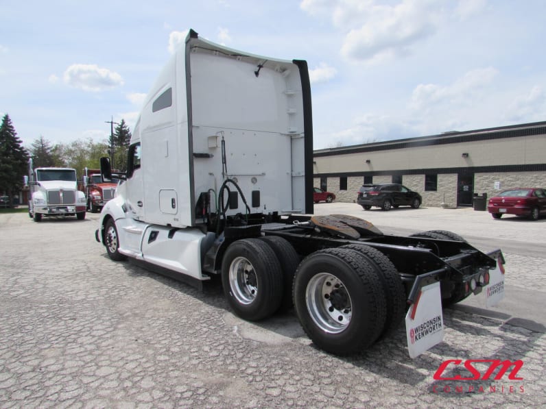 Exterior rear driver side for this 2021 Kenworth T680 (Stock number: UMJ434940A)Weeee