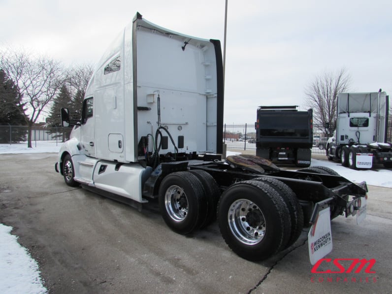 Exterior rear driver side for this 2021 Kenworth T680 (Stock number: UMJ434940A)