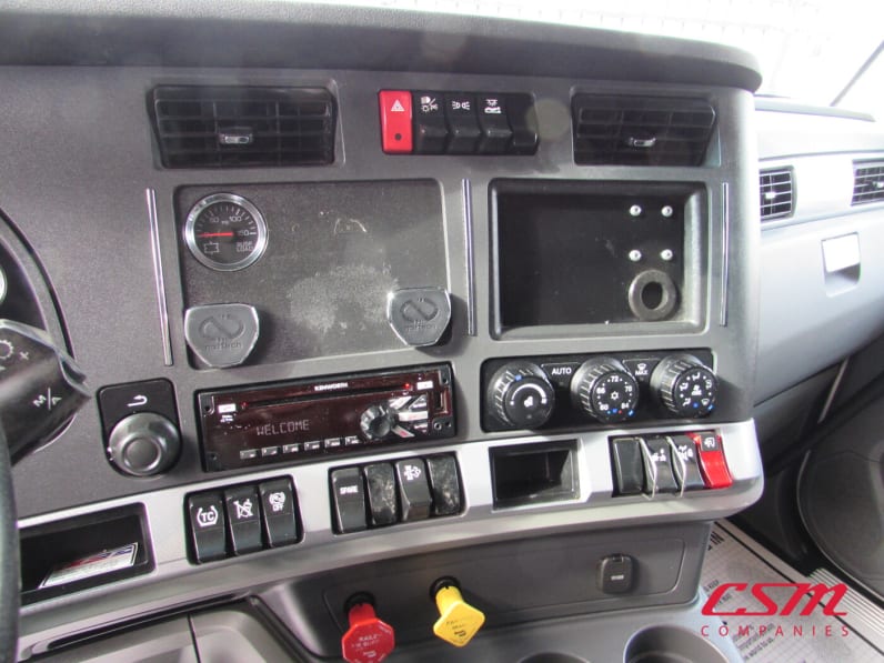 Interior radio and navigation system for this 2021 Kenworth T680 (Stock number: UMJ434940A)