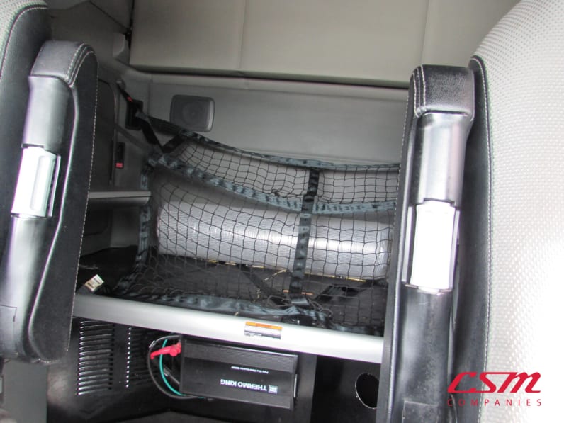 Interior wide sleeper view for this 2021 Kenworth T680 (Stock number: UMJ434940A)