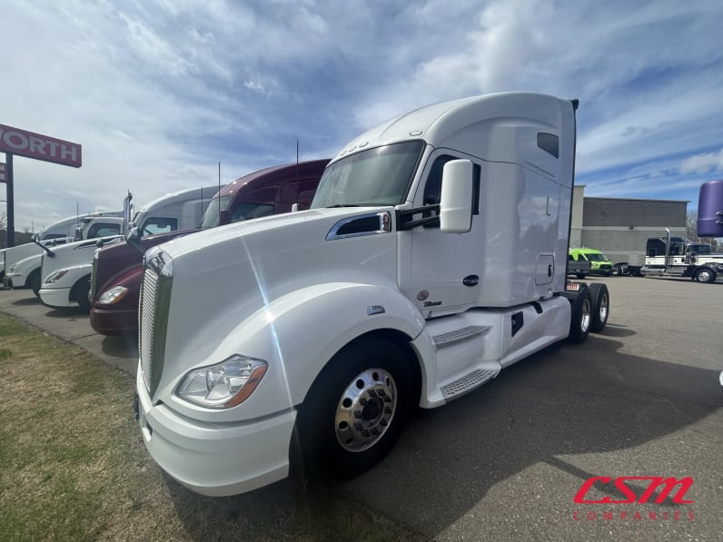 Exterior front drivers side for this 2021 Kenworth T680 (Stock number: UMJ434995A)Weeee