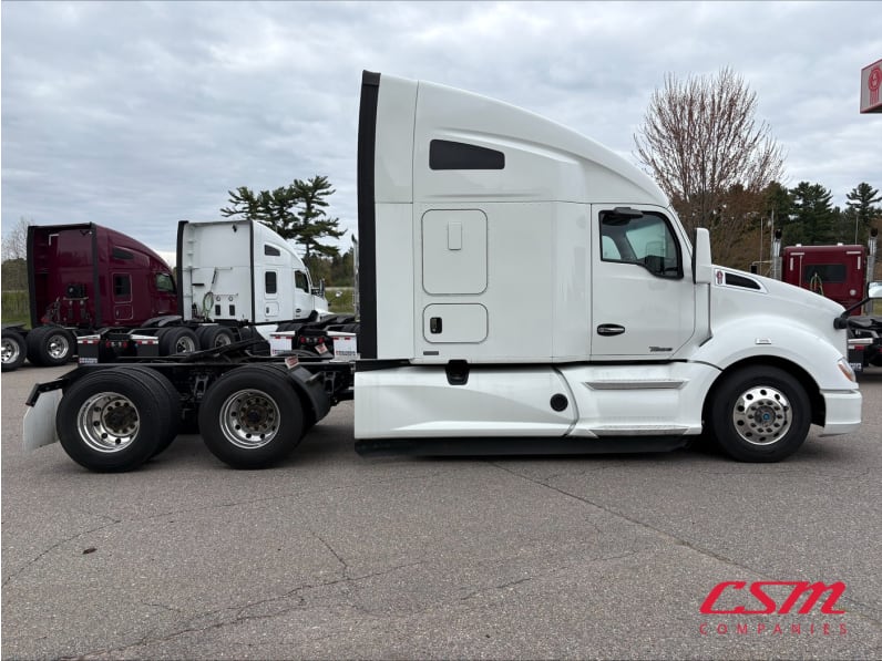 Exterior full passenger side for this 2021 Kenworth T680 (Stock number: UMJ434995A)Weeee