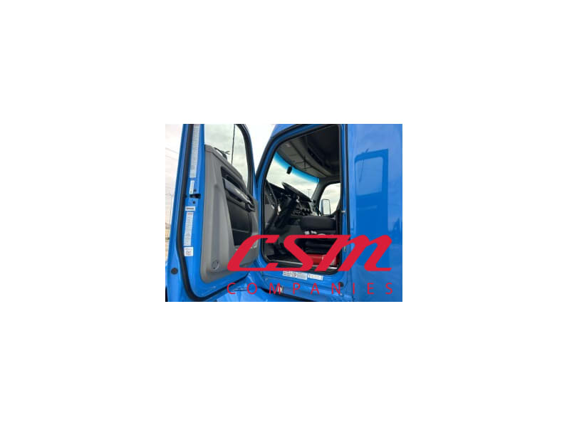Drivers side door open for this 2021 Kenworth T680 (Stock number: UMJ435009A)Weeee