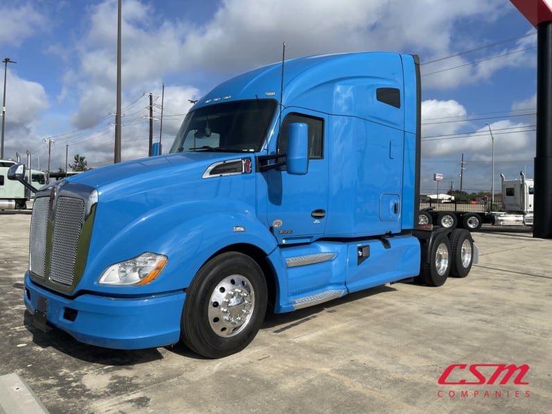 Exterior front drivers side for this 2021 Kenworth T680 (Stock number: UMJ435009A)Weeee