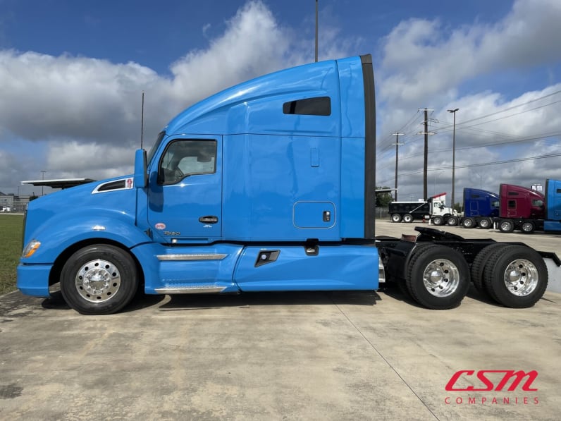 Exterior full driver side for this 2021 Kenworth T680 (Stock number: UMJ435009A)Weeee