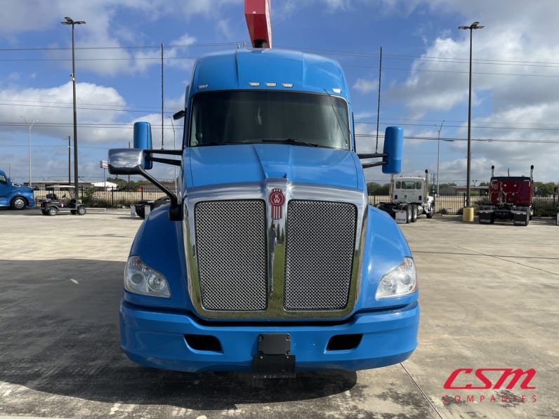 Exterior full front view for this 2021 Kenworth T680 (Stock number: UMJ435009A)Weeee
