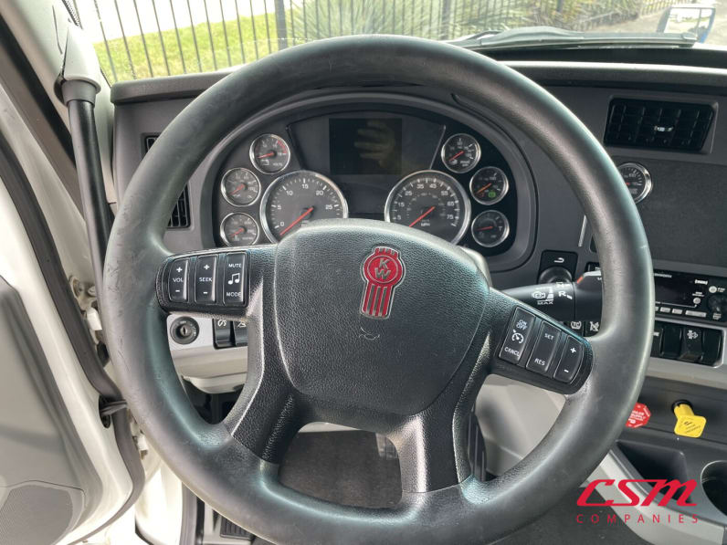 Interior dash for this 2021 Kenworth T680 (Stock number: UMJ435009A)Weeee