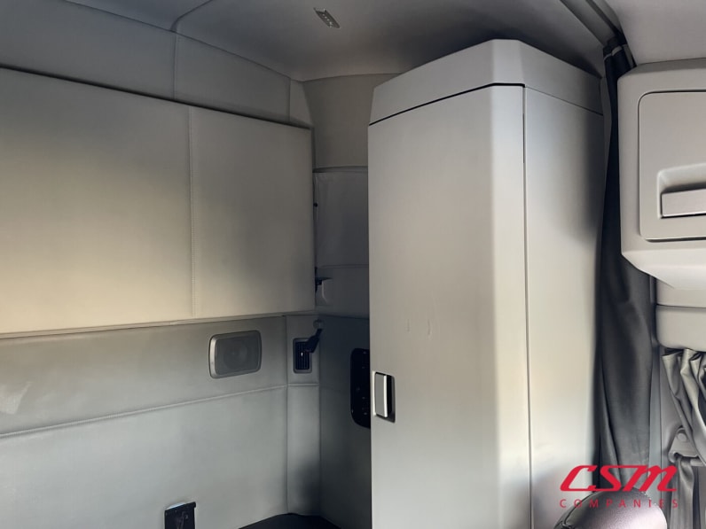 Interior driver side sleeper for this 2021 Kenworth T680 (Stock number: UMJ435009A)Weeee