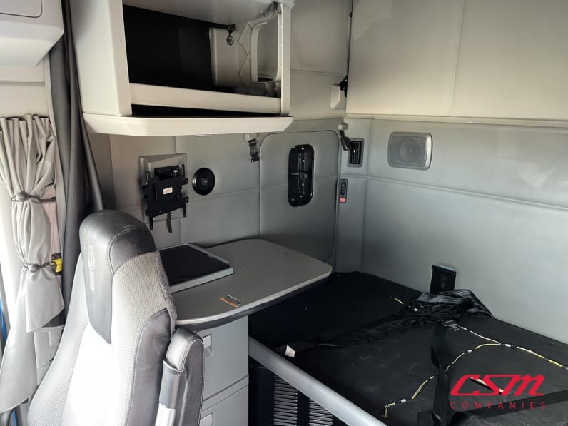 Interior passenger side sleeper for this 2021 Kenworth T680 (Stock number: UMJ435009A)Weeee