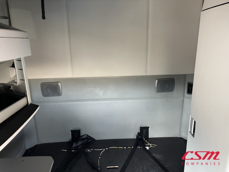 Interior wide sleeper view for this 2021 Kenworth T680 (Stock number: UMJ435009A)Weeee
