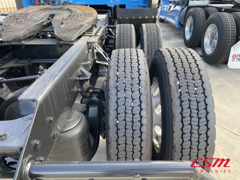 Passenger side rear frame and tire tread for this 2021 Kenworth T680 (Stock number: UMJ435009A)Weeee