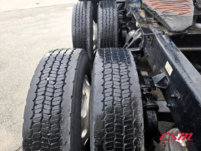 Driver side rear frame and tire tread for this 2021 Kenworth T680 (Stock number: UMJ435039A)Weeee