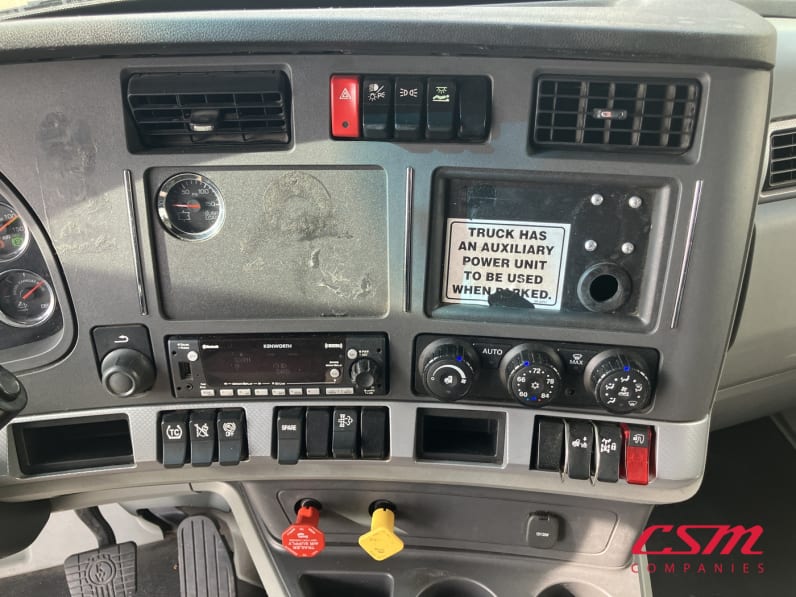 Interior radio and navigation system for this 2021 Kenworth T680 (Stock number: UMJ459259A)Weeee