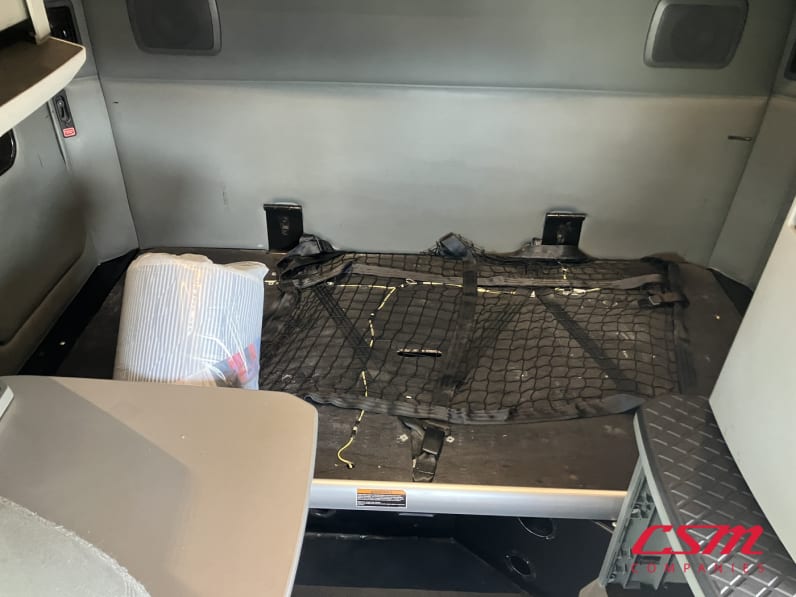 Interior wide sleeper view for this 2021 Kenworth T680 (Stock number: UMJ459259A)Weeee