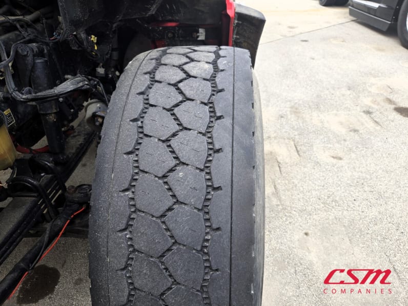 Driver side front tire tread for this 2021 Kenworth T880 (Stock number: UMJ462070)