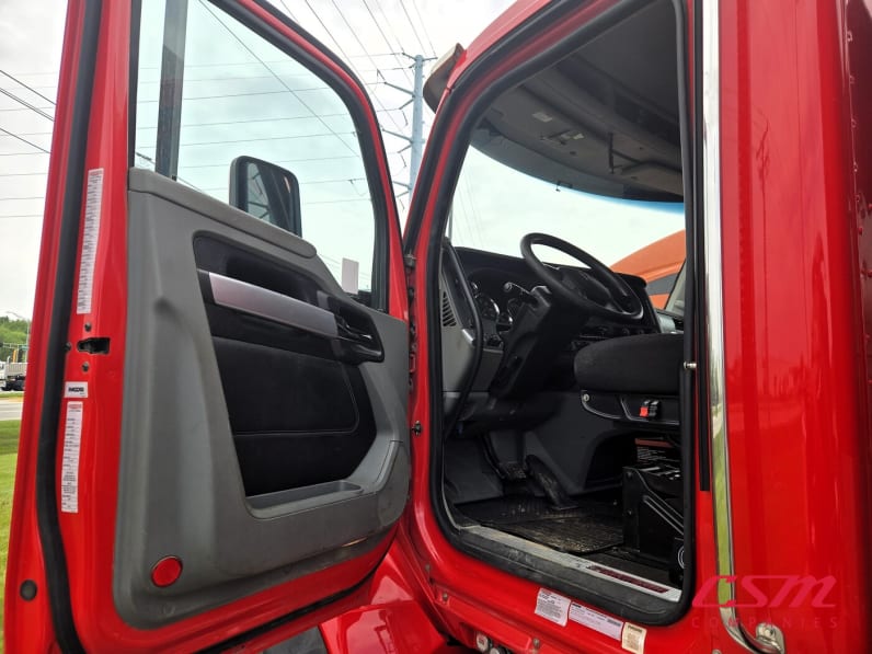 Drivers side door open for this 2021 Kenworth T880 (Stock number: UMJ462070)