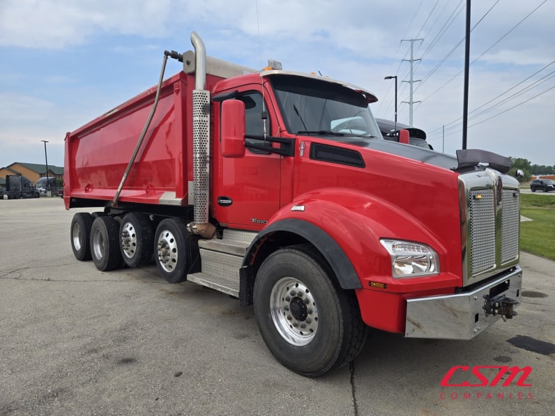 Exterior front passenger side for this 2021 Kenworth T880 (Stock number: UMJ462070)
