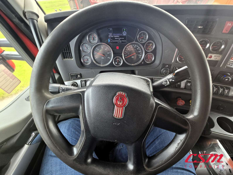 Interior steering wheel for this 2021 Kenworth T880 (Stock number: UMJ462070)