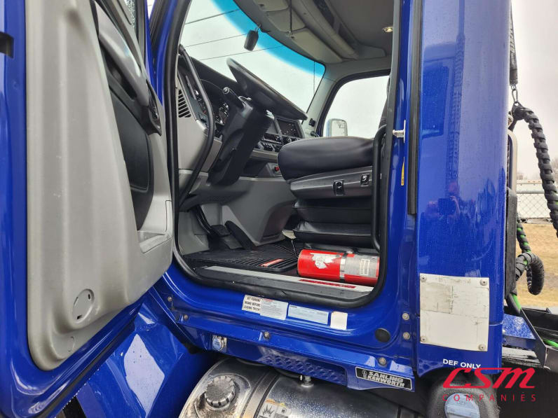 Drivers side door open for this 2021 Kenworth T680 (Stock number: UMJ470919)