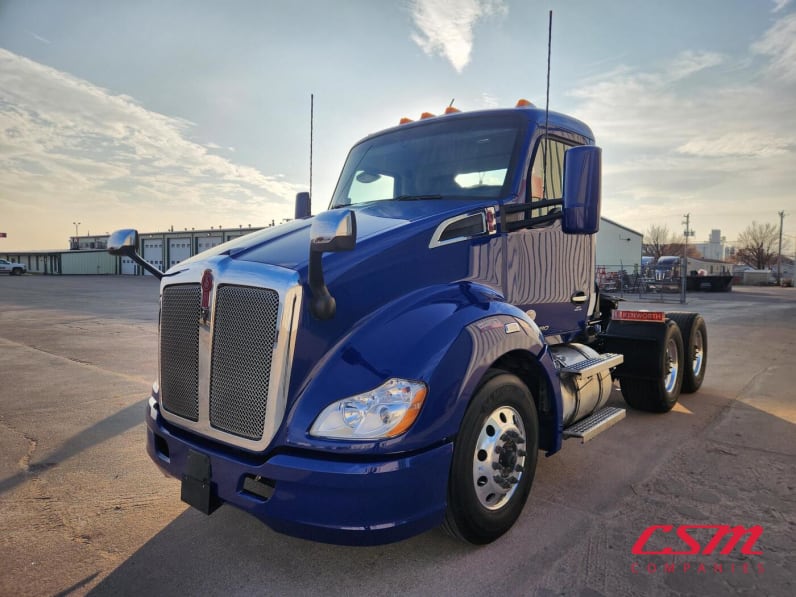 Exterior front drivers side for this 2021 Kenworth T680 (Stock number: UMJ470919)