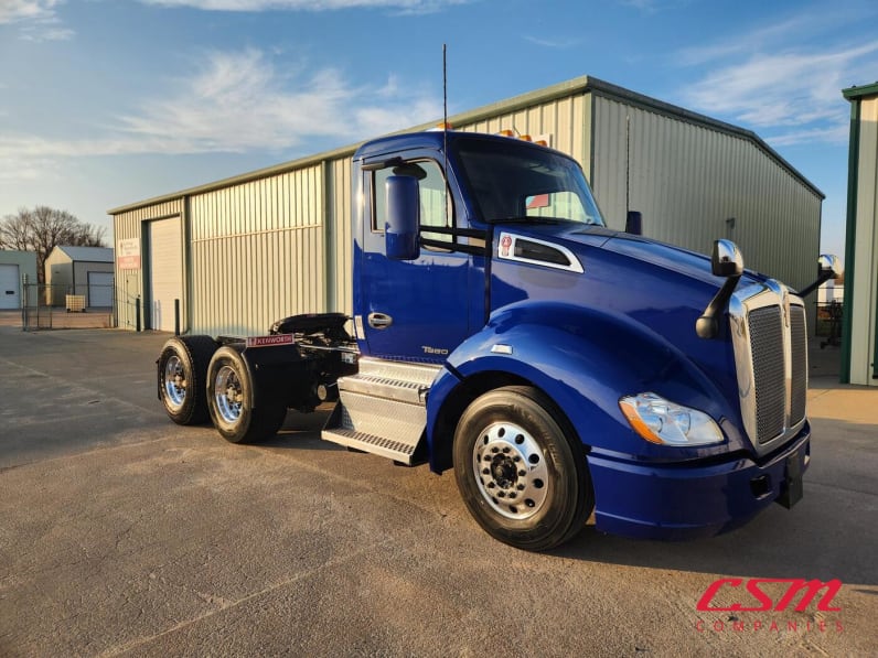 Exterior front passenger side for this 2021 Kenworth T680 (Stock number: UMJ470919)