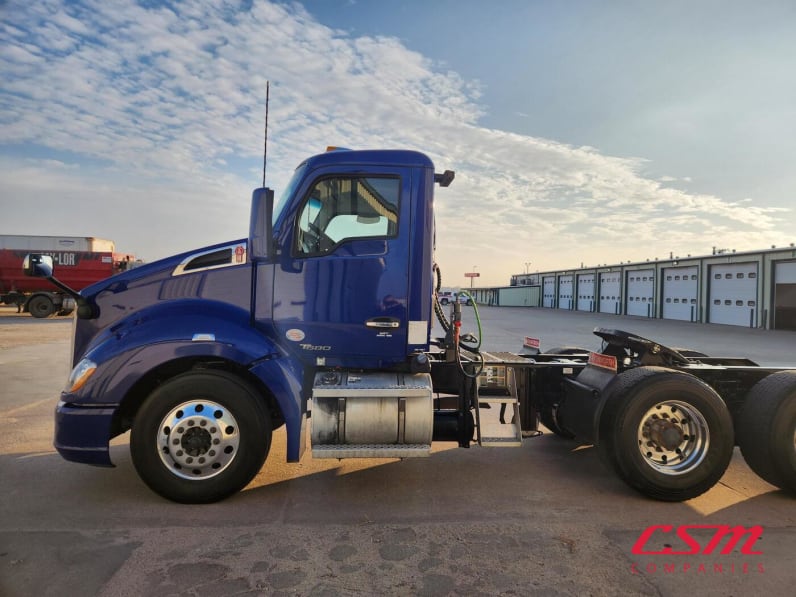 Exterior full driver side for this 2021 Kenworth T680 (Stock number: UMJ470919)