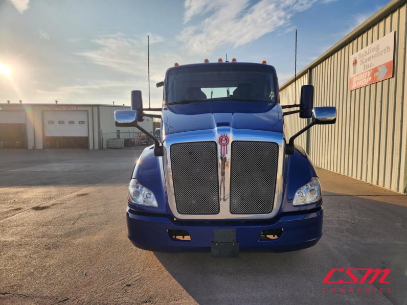 Exterior full front view for this 2021 Kenworth T680 (Stock number: UMJ470919)